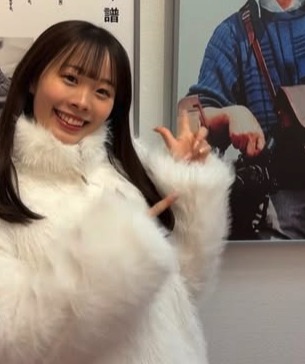 白いファーのコートを着てピースをする叶愛